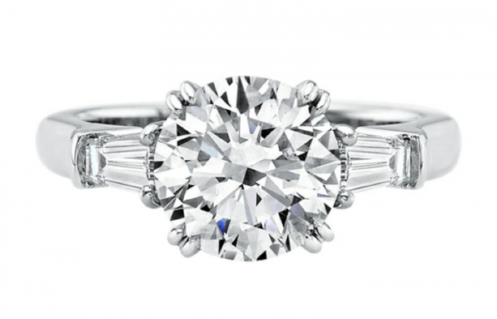 海瑞温斯顿圆形明亮式切工钻石搭配长锥形切工边钻订婚戒指