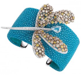 玳美雅 珍珠鱼皮手链配白金蜻蜓胸针镶白色钻石，棕色钻石和彩钻及海蓝宝石 手镯
