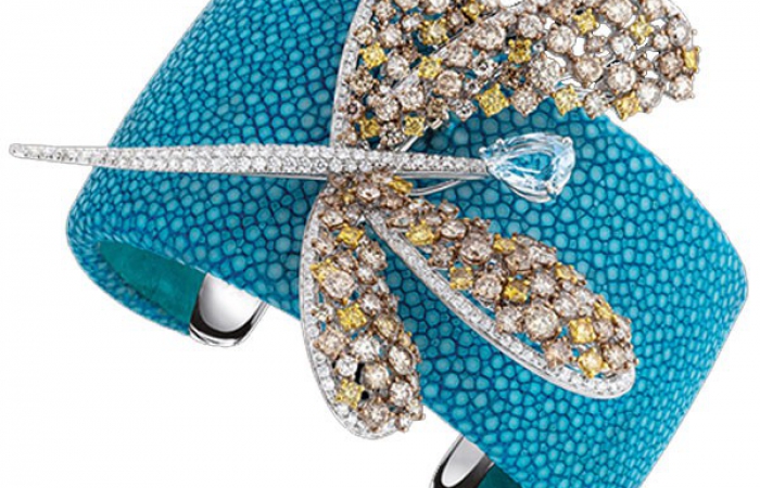 玳美雅ANIMALIA珍珠鱼皮手链配白金蜻蜓胸针镶白色钻石，棕色钻石和彩钻及海蓝宝石