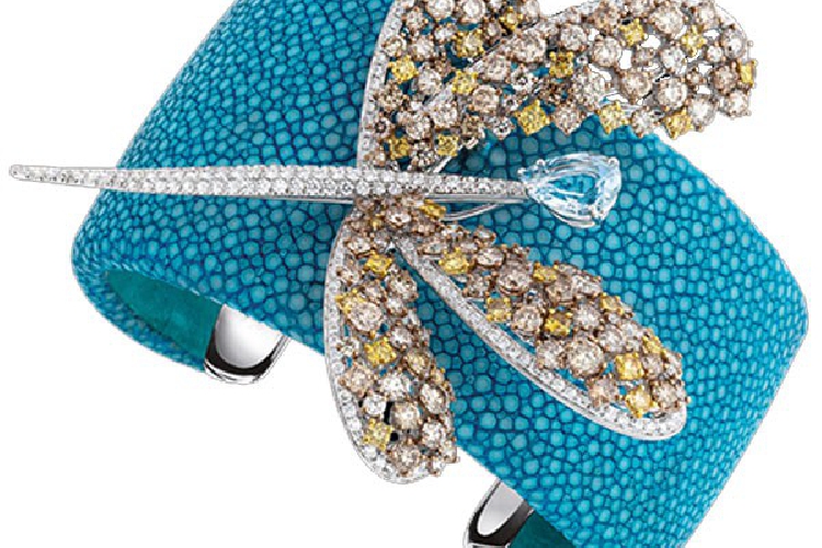 玳美雅ANIMALIA珍珠鱼皮手链配白金蜻蜓胸针镶白色钻石，棕色钻石和彩钻及海蓝宝石