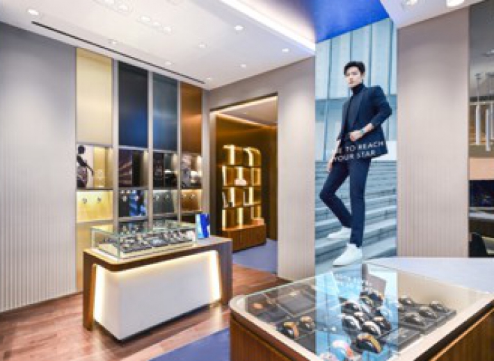 真力时青岛万象城精品店橱窗柜台