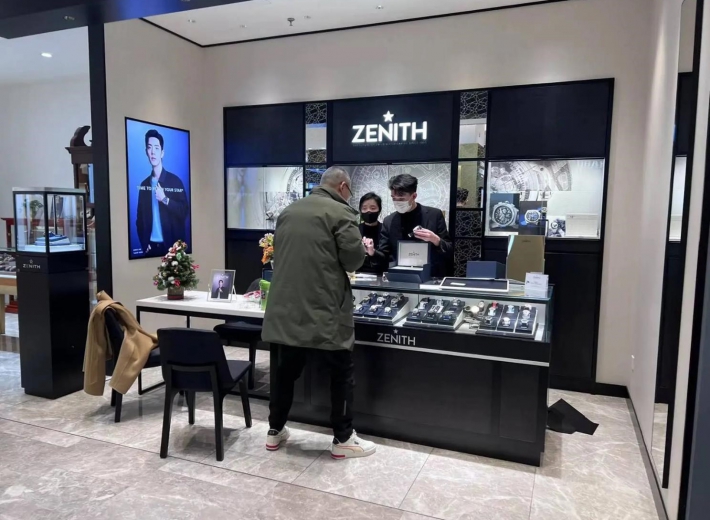 丹东亨得利名表店橱窗柜台