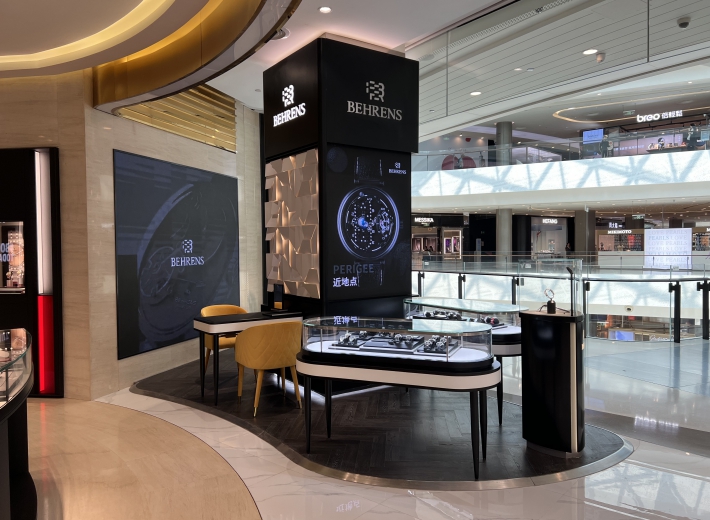 三亚国际免税城店橱窗柜台