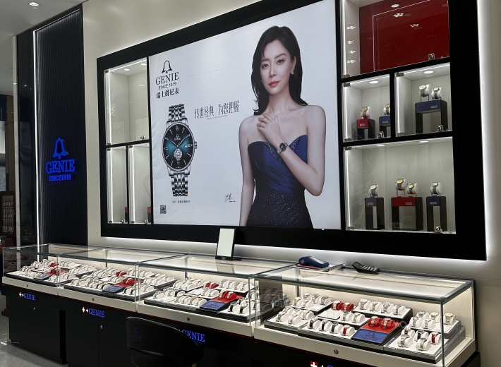 抚州盛时表行（硕果时代店）橱窗柜台