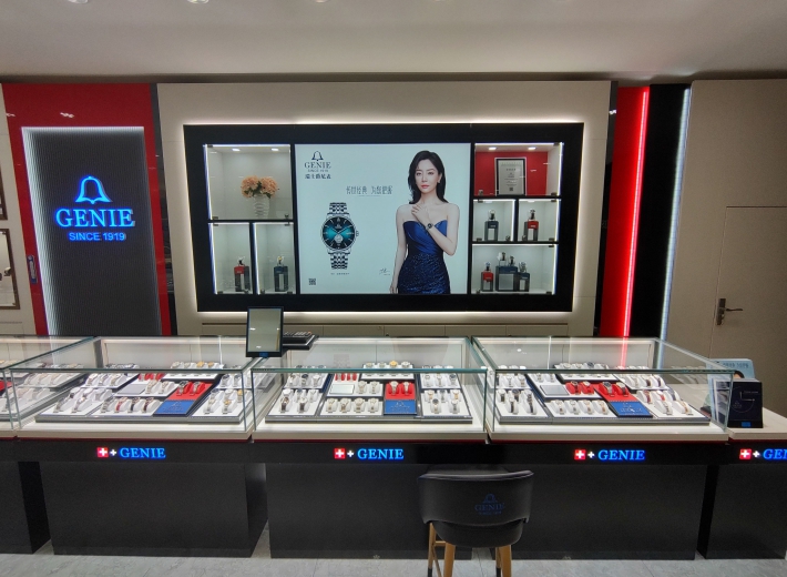 东港亨得利钟表店橱窗柜台
